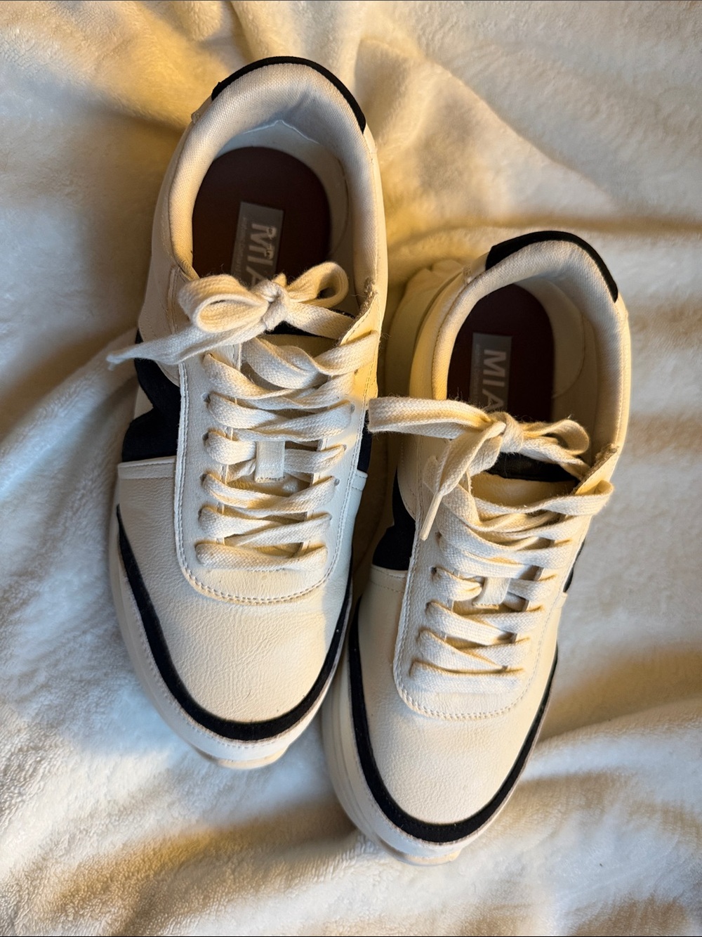 Women’s White and Black Casual Retro Look Sneakers - Picture 2 of 6